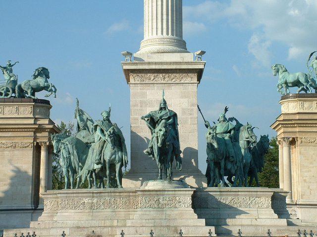 Budapest - Plaza Heroes - Base Columna